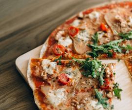 Domowa pizza może być też dietetyczna, np. na cieście razowym!
