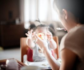 obiadek dla dziecka - mama karmi dziecko