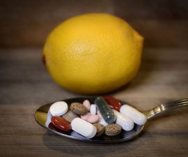 cytryna i łyżka z suplementami diety