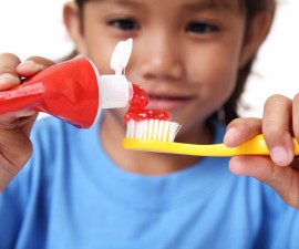 dziecko z pastą do zębów