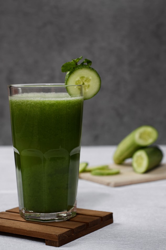 zielony sok w szklance