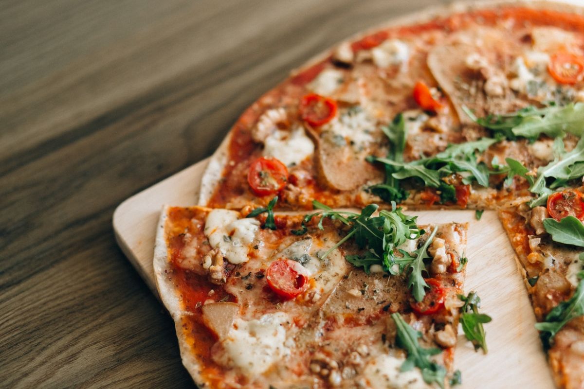 Domowa pizza może być też dietetyczna, np. na cieście razowym!