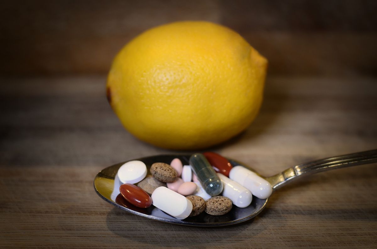 cytryna i łyżka z suplementami diety